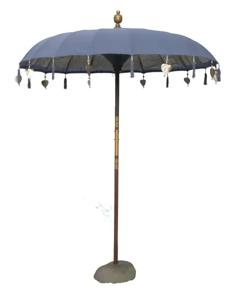 Artikelbild 1 des Artikels “Bali-Schirm, Dunkelgrau 1, mit Holzmünzen und goldenen Blättern am Rand. Ca. 190 cm Durchmesser und 250 cm Höhe “
